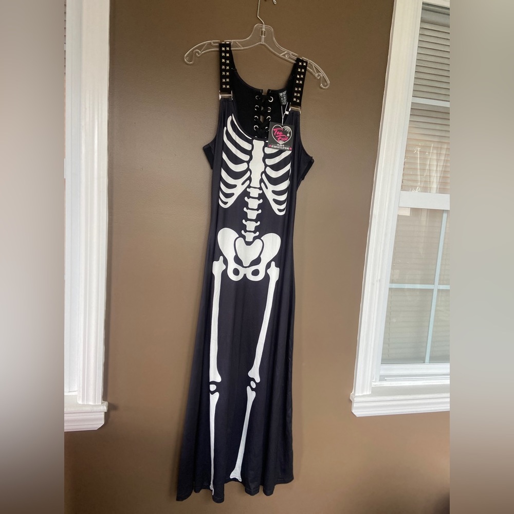 “Too Fast” floor length maxi skeleton dress with lace up back. Size M, NWT